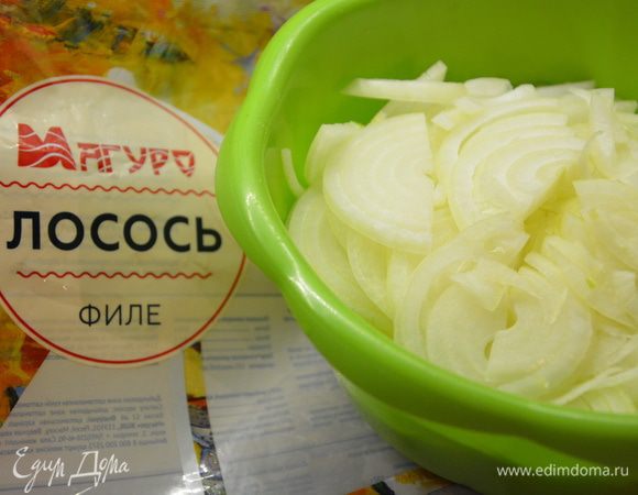 Репчатый лук нарезать тонко полукольцами.