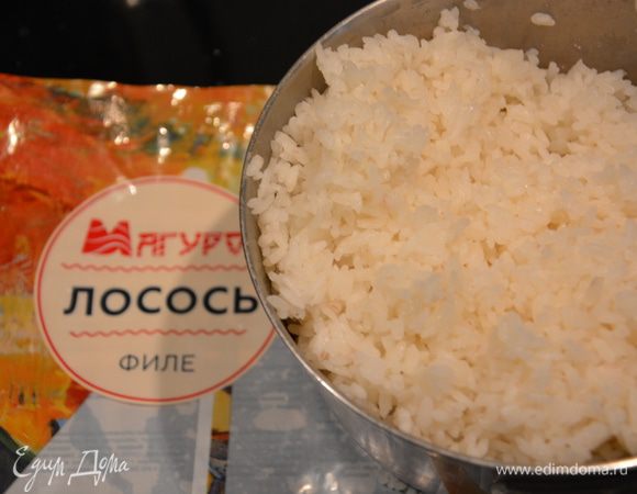 Рис промыть и отварить до полуготовности (я варила так: 1 стакан риса на 1 неполный стакан воды). Посолить.