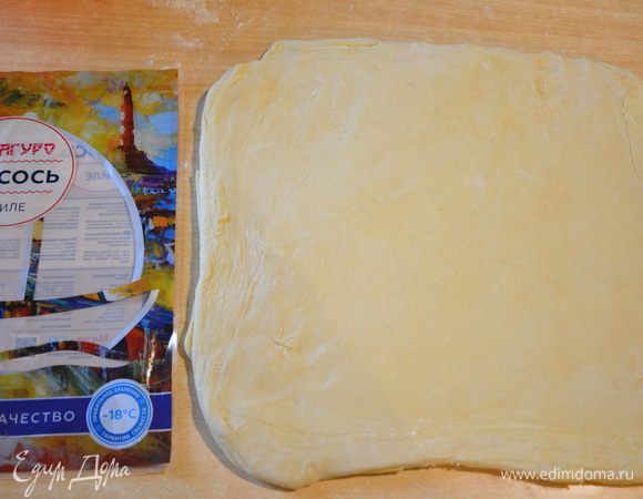 Достать конвертики с тестом из холодильника, приплюснуть и раскатать в пласт.