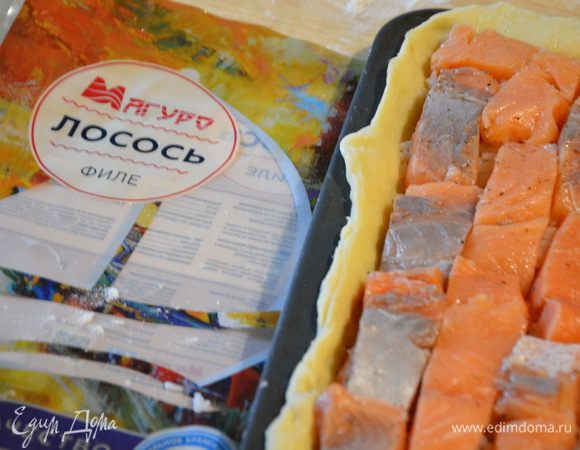 Поверх риса плотно выложить слой рыбы.