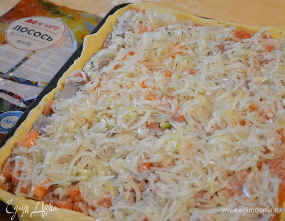 На рыбу выложить лук.