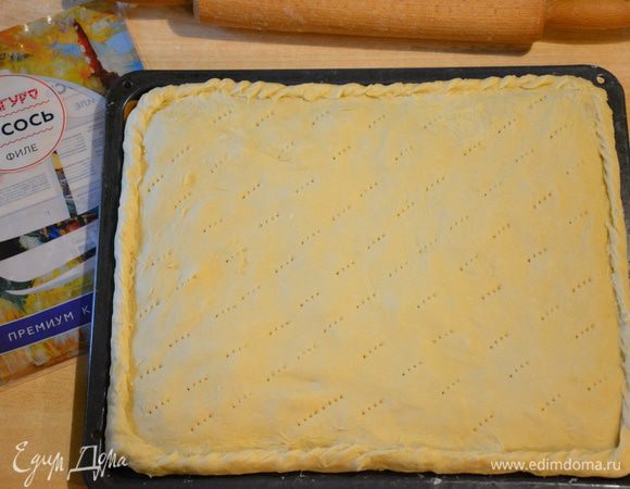 Раскатать вторую часть теста в пласт, накрыть пирог, срезать ненужное, аккуратно защипать края. Верх пирога местами проткнуть вилкой.