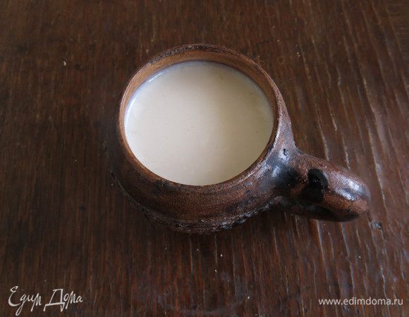 Подготовка этого теста необычная — все компоненты, кроме муки, пряностей и добавок (изюма, цукатов) выдерживаются 12 часов, не надо постоянно что-то замешивать, добавлять, многократно давать тесту подрасти. Вариант, когда мало времени. Как раз в этом году такой рецепт пригодился своей не хлопотностью и прекрасным результатом. В рецепте топленое молоко, готовила сама. В мультиварку налила 1300 мл молока, смазала ободком край мультиварки, чтобы молоко не убежало, поставила на режим «Молочная каша», потом просто не выключала прибор. Включился режим «Подогрев», рекомендуют выдерживать молоко 12 часов, у меня стояло 7 часов (ночь), утром было готово топленое молоко.