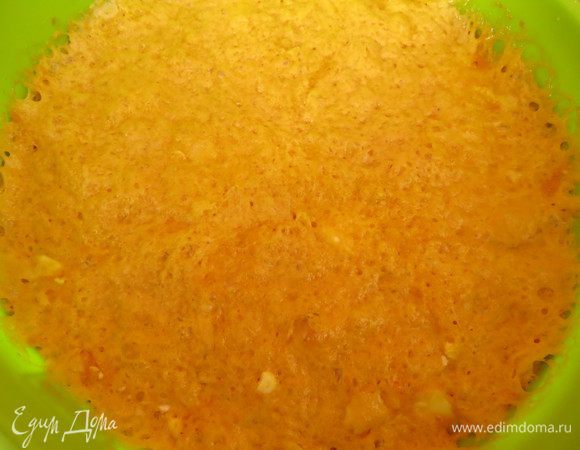 В теплое топленое молоко кладем дрожжи (150 г), растворяем 1 кг сахара и взбиваем слегка яйца и желтки, вливаем к молоку с дрожжами, кладем мягкое масло. Через 12 часов все «играет», частично растворяется, но растет слабо.