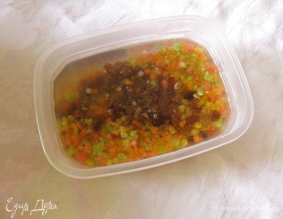 За это время готовим изюм, цукаты, заливаем кипятком.