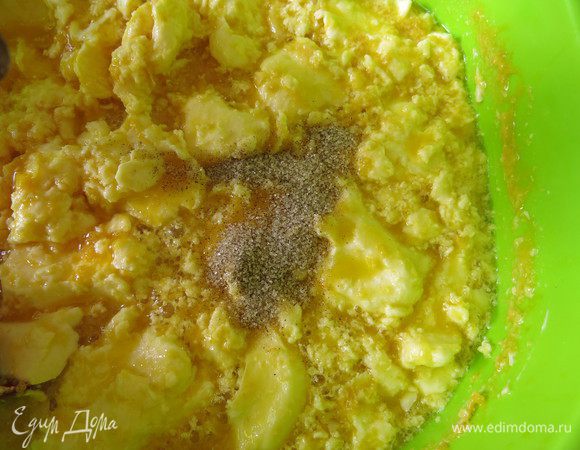 Всыпаем ванильный сахар к дрожжевой массе, наливаем коньяк. Использовала натуральный ванильный сахар.