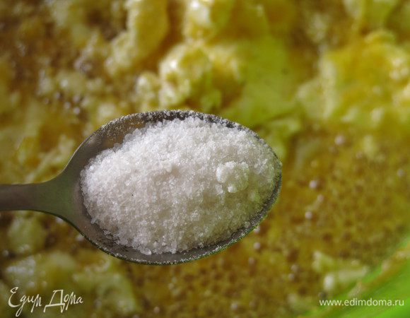 Всыпаем ложку соли.