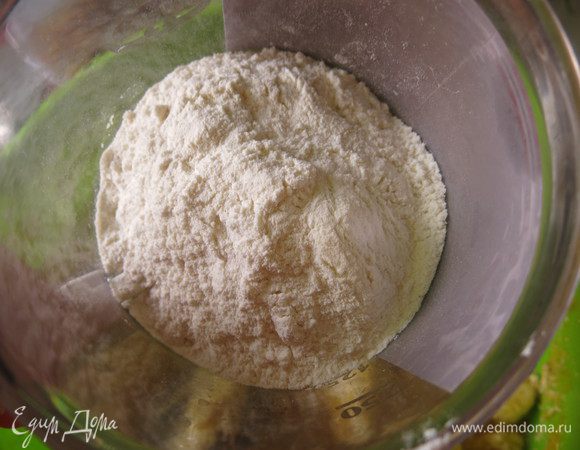 Просеиваем муку, сперва 1500 г.