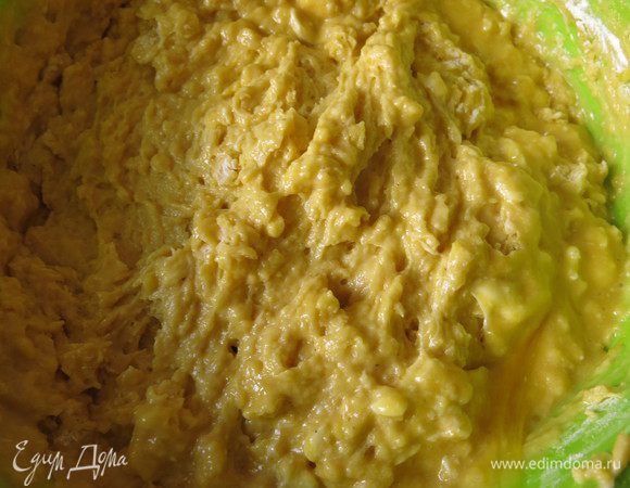 Замешиваем тесто, смазывая руки маслом растительным.