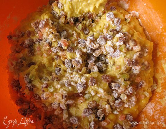 Добавляем цукаты и изюм.