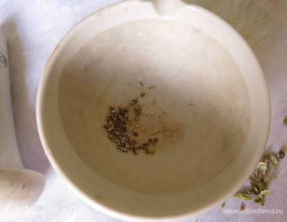 Измельчаем кардамон.