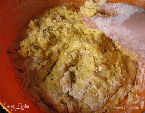 Добавляем кардамон. Вмешиваем остальную муку, тесто получается липкое. Вымешиваем всего 15-20 минут.