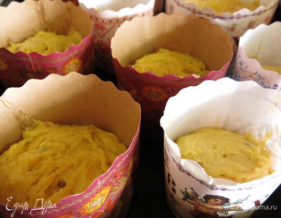 Заполняем формы на 1/3, даем подрасти. На фото куличи с 1/2 порции.