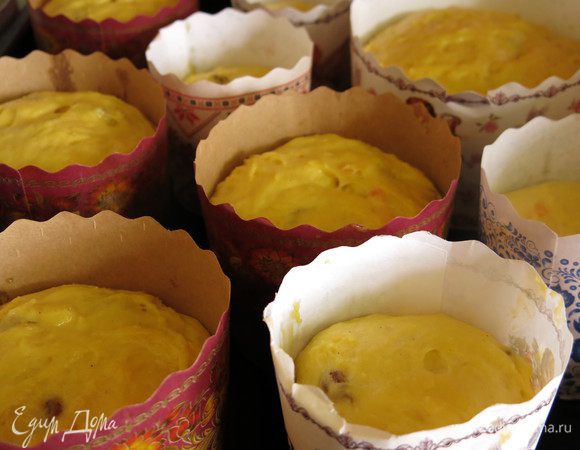 Тесто подросло чуть ниже края формы.