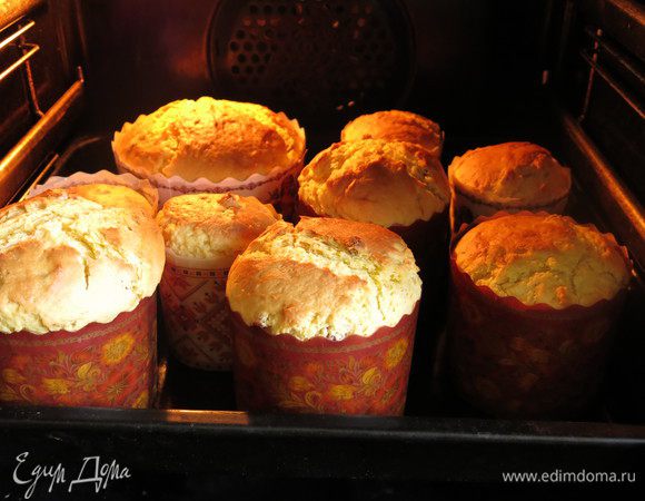 Ставим выпекаться при 180°С 40-60 минут. Используя бумажные формы, заметила, что важно, чтобы куличи не соприкасались, иначе будут очень светлые бока.