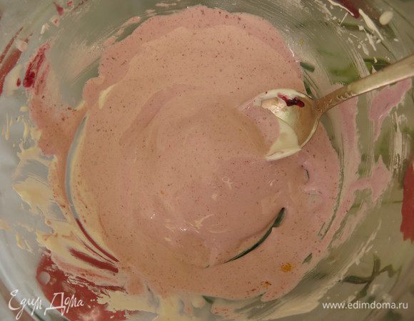 Готовим помадку: один белок взбиваем с несколькими ложками сахарной пудры, от количества зависит консистенция. В часть кладем краситель — перетертое варенье, черная смородина с черникой.