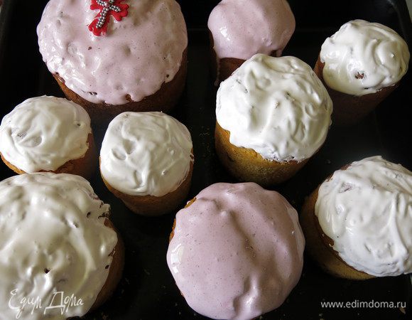 Смазываем куличи.