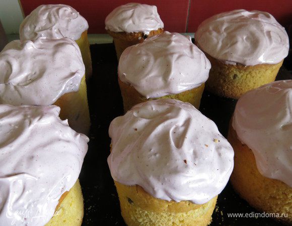 Вторая половина порции. Всего 5 шт. небольших куличей — 100-120 г, 3 шт. больших, 10 шт. средних — 280-300 г.