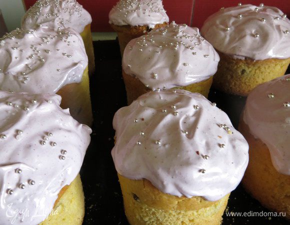 Украшаем серебристой посыпкой.