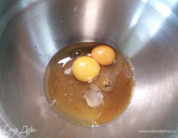 В это время можно начать взбивать яйца с сахаром и щепоткой соли. Взбиваем до увеличения в объеме и кремовой консистенции. Я уменьшила количество сахара до 100 граммов. 