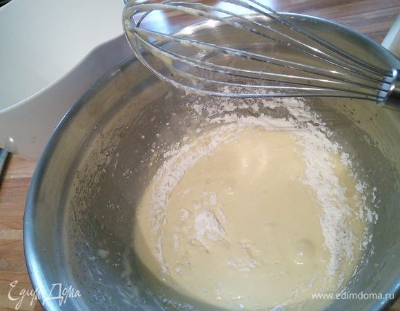 Отдельно смешать муку с разрыхлителем и содой. В несколько этапов вмешать муку. 