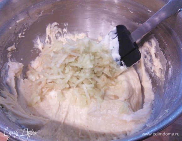 200 граммов — это количество уже очищенного и натертого на крупной терке яблока. Добавить его прямо с выделившимся соком. Аккуратно размешать. 