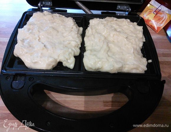 Платы смазать маслом, нагреть, выложить ложкой тесто и испечь вафли.  