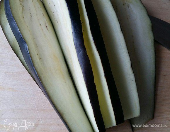 Баклажаны помоем и нарежем пластинками толщиной примерно 0,5 см. Как на фото.