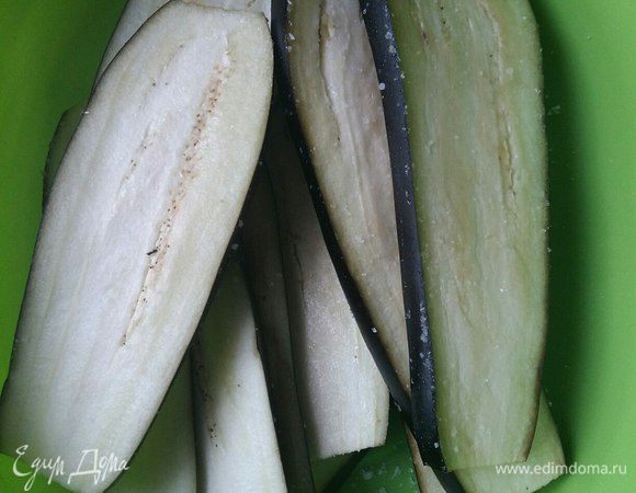 Переложим в миску, посыпаем немного солью и оставим минут на 10. Считается, для того, чтобы ушла горечь. Но как таковой ее нет. Отставим в сторону и займемся начинкой. 