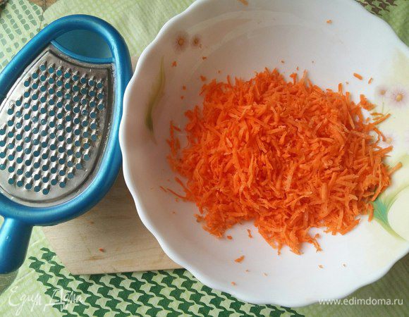 Морковь помоем, почистим и натрем на терке средней крупности.