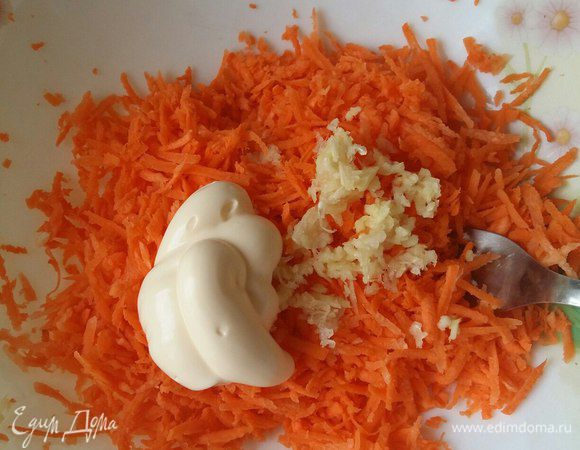 Добавим чеснок, измельченный на чеснокодавке, и майонез. 