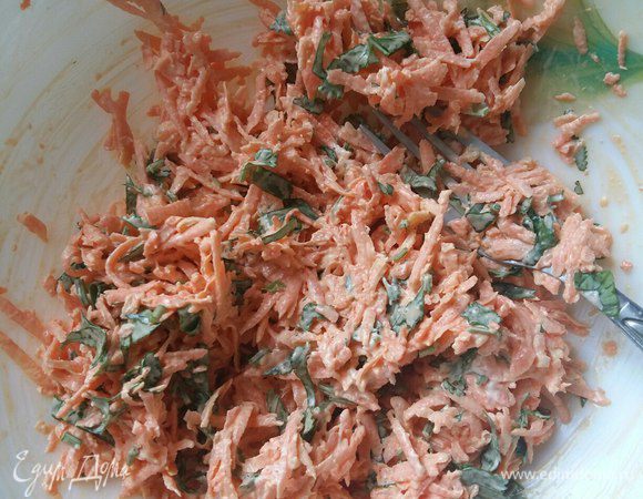Добавим мелко нарезанную кинзу и вновь все перемешаем. Начинка готова.