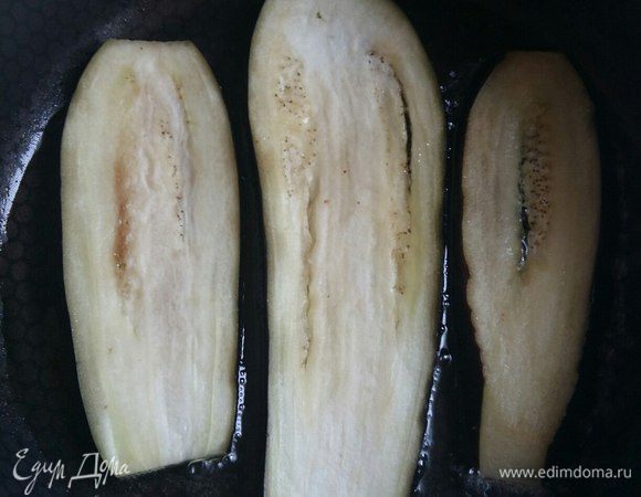 Приступаем к обжариванию баклажанов. Для этого отожмем баклажаны от появившейся жидкости, нальем в сковороду растительное масло и начинаем обжаривать наши баклажаны до румяного золотистого цвета. Обжаренные баклажаны укладываем на подготовленные бумажные полотенца остывать минут на 5 и для того, чтобы ушел весь жир. 