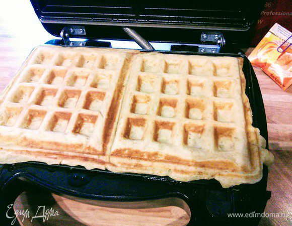 В моей вафельнице это занимает около 5 мин. Думаю, что такое тесто замечательно подошло бы для жарки блинчиков на обычной сковороде. 