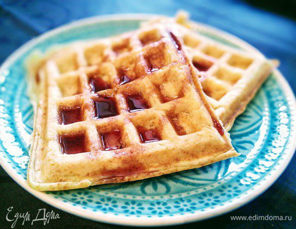 Вафли можно подавать, полив кленовым или клюквенным сиропом, медом, подавать с вареньем, нутеллой и т. д. 