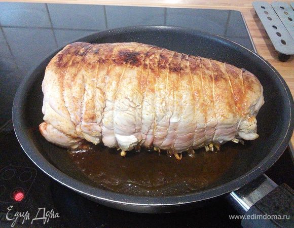 Разогреть растительное масло и обжарить мясо со всех сторон и с торцов также. Огонь средний. Обжаривать по 7-8 минут с каждой стороны. 