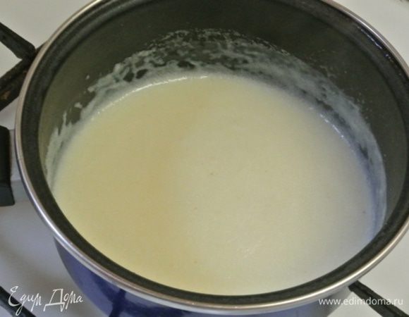 Из молока, 1,5 столовой ложки сахара и манной крупы сварить манную кашу.