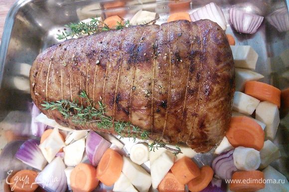 Переложить мясо в форму для запекания, поперчить. Добавить крупно порезанные овощи и веточки тимьяна. Отправить в духовку.