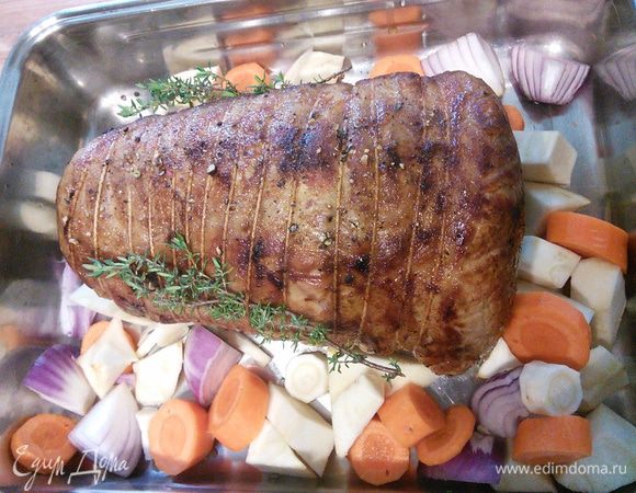 Переложить мясо в форму для запекания, поперчить. Добавить крупно порезанные овощи и веточки тимьяна. Отправить в духовку. 