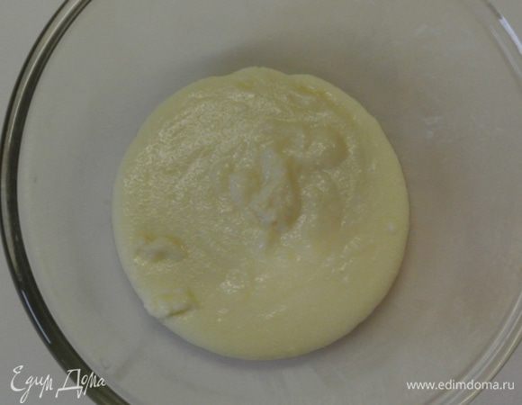 В теплую кашу добавить сухие дрожжи, 2 столовые ложки муки. Дать опаре подняться минут 15.