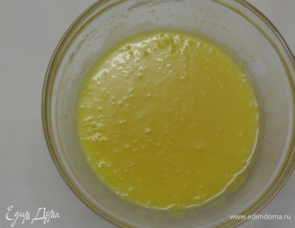 Желтки растереть с сахаром, влить растопленное сливочное масло, перемешать. Добавить к опаре.