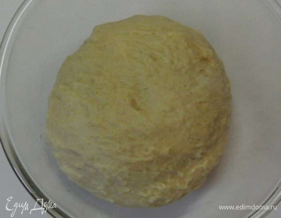 Всыпать просеянную муку и замесить тесто.