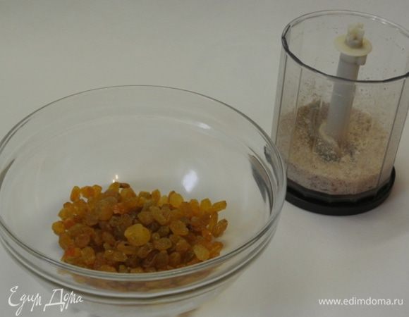 Изюм промыть. Миндаль измельчить блендером.