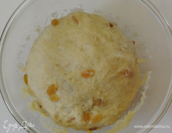 После расстойки в тесто добавить молотый кардамон, молотый миндаль и изюм.