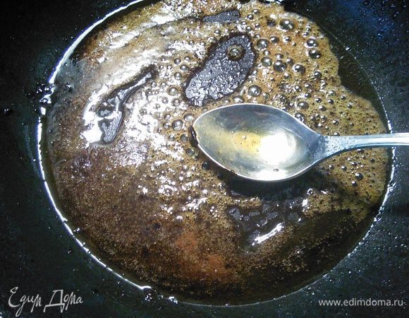 Соус я выбрала с добавлением шоколада. Шоколад считается сладким продуктом, но шоколад становится сладким только тогда, когда в него добавляют сахар. Сам по себе шоколад горький и вот эту горчинку и используют в качестве вкусового наполнителя для соуса. На той же сковороде, где обжаривалось мясо будем делать соус (на ней остались драгоценные ароматы и соки, которые придадут вкус нашему соусу). Добавить ложку мёда, довести до карамелизации,