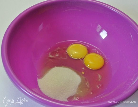 Отдельно разбить 2 яйца, добавить сахар.