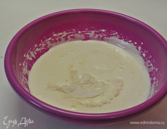 Во взбитые яйца влить молоко с сахаром и муку с солью, дрожжами.