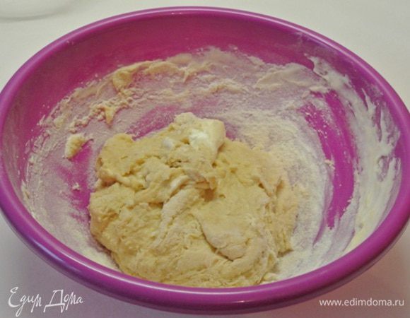 Замесить тесто. Частями вводить размягченное сливочное масло.