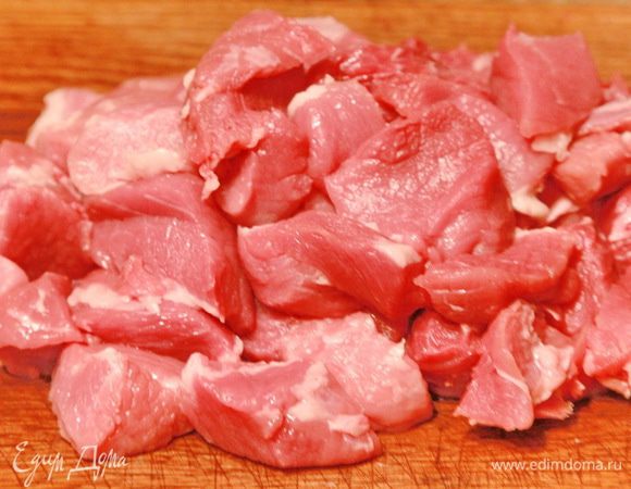 Свинину очищаем от излишнего жира и нарезаем небольшими кусочками для помола.