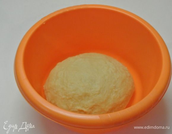 Вымешивать тесто 15-20 минут до тех пор, пока тесто не перестанет липнуть к рукам.